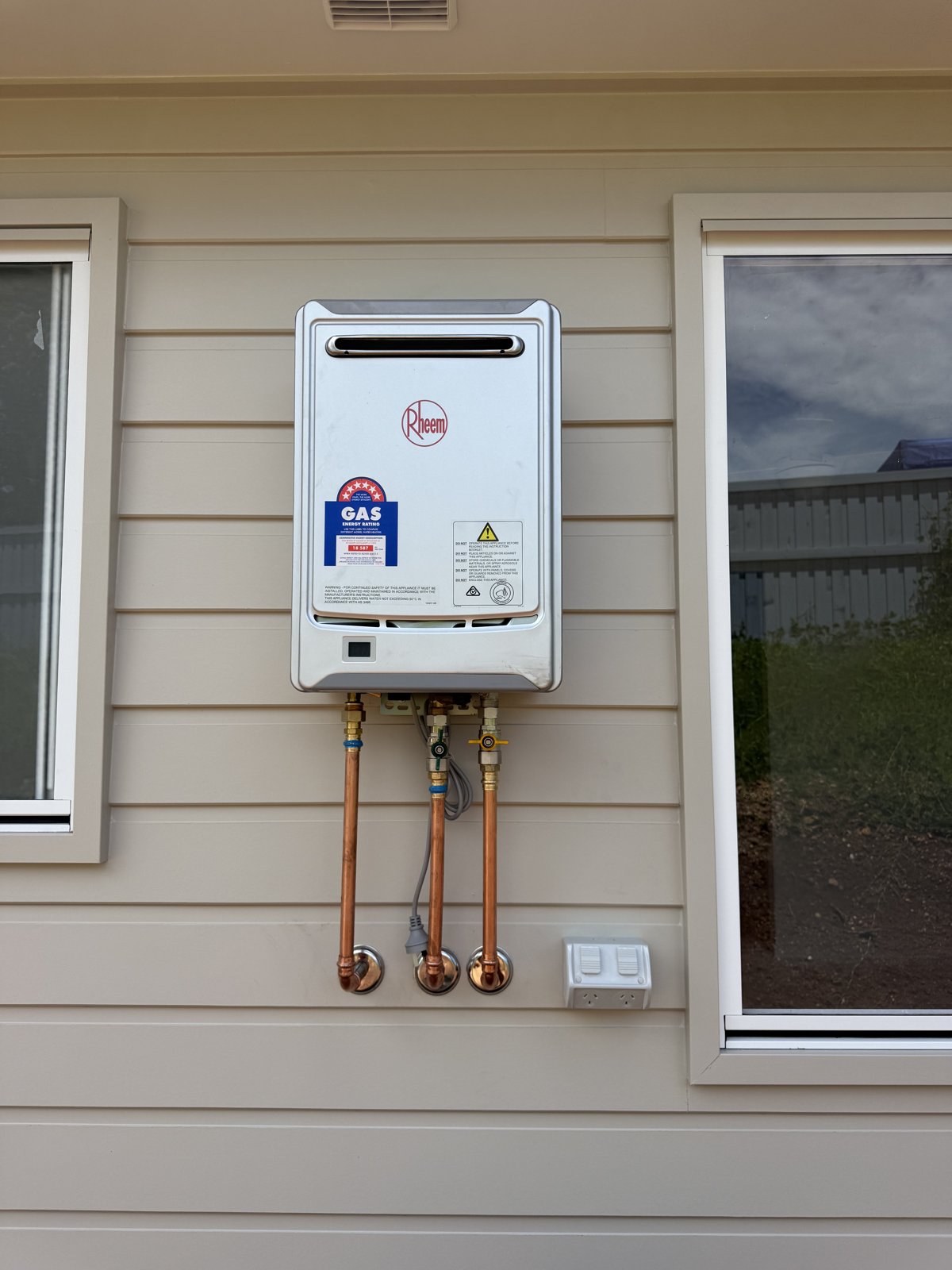 INSTANTANEOUS GAS HOT WATER SYSTEM - LITTLE MOUNTAIN